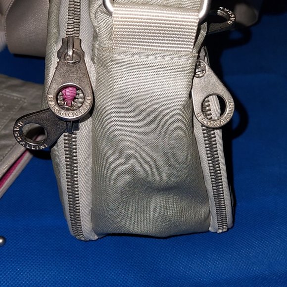 Baggallini Women’s Day-to-Day Crossbody Bag (Silver/light Grey Tone Color) - Picture 8 of 16